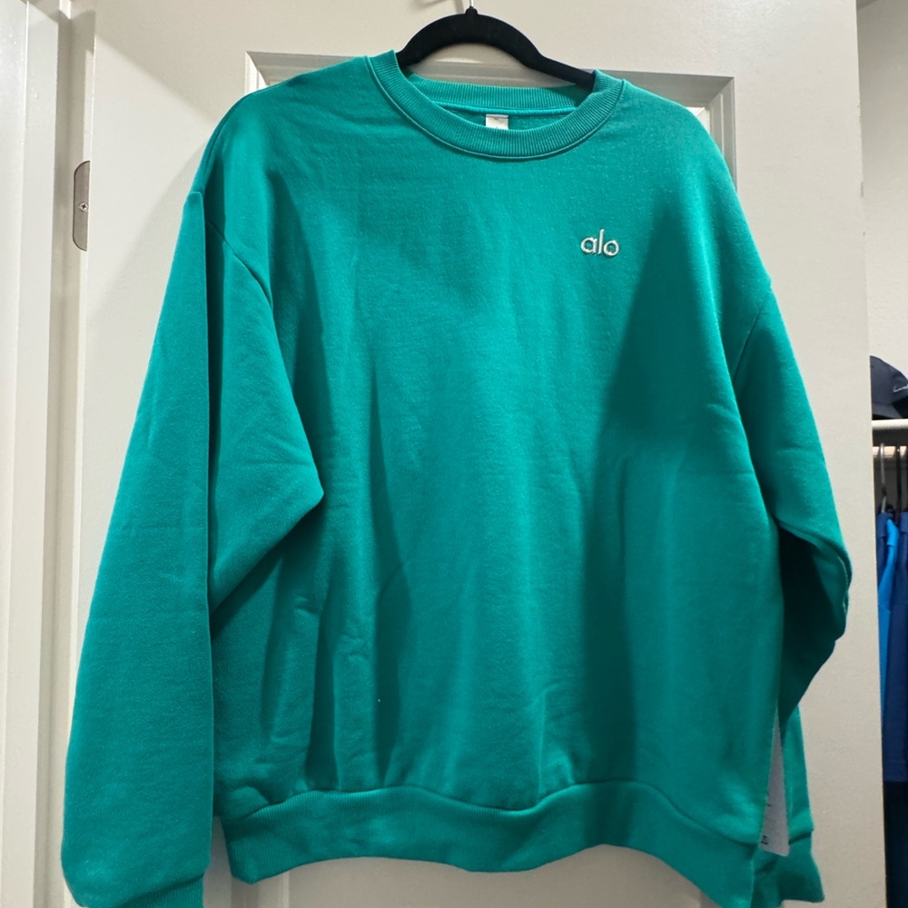 ALO Yoga women’s Spruce green sweatshirt! Limited edition color
